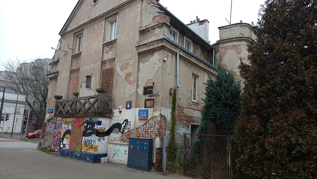 opuszczony budynek, który plądrowali włamywacze | fot. strazmiejska.waw.pl
