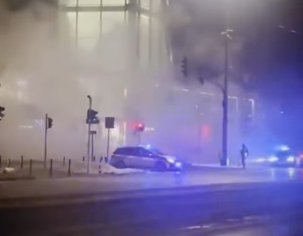awaria ciepłownicza przy Grzybowskiej w Warszawie | fot. https://www.facebook.com/NewsyPoland