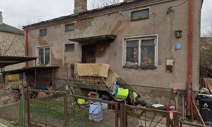 budynek w Ursusie, w którym znaleziono dwa martwe ciała | fot. google stret view