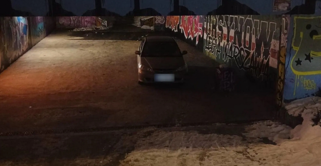 wjechał samochodem do przejścia podziemnego | fot. Policja Warszawa