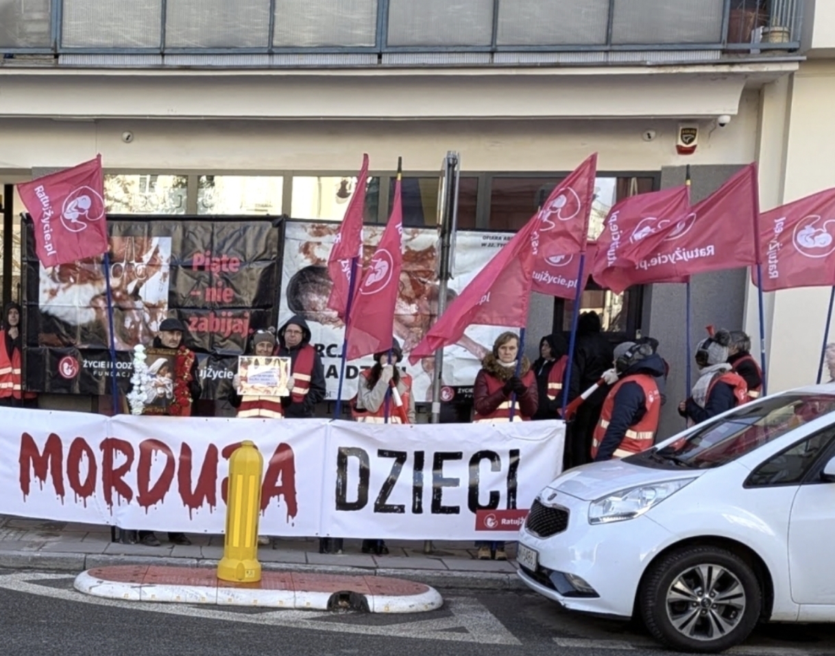 fot. Fundacja Życie i Rodzina przed siedzibą AboTAK przy Wiejskiej