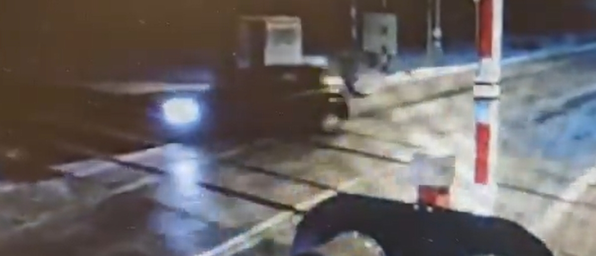 samochód utknął na torach kolejowych | fot. Policja Warszawa/x.com