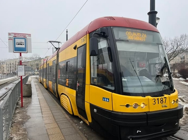 tramwaj na przystanku Wiatraczna | fot. Michał G./facebook