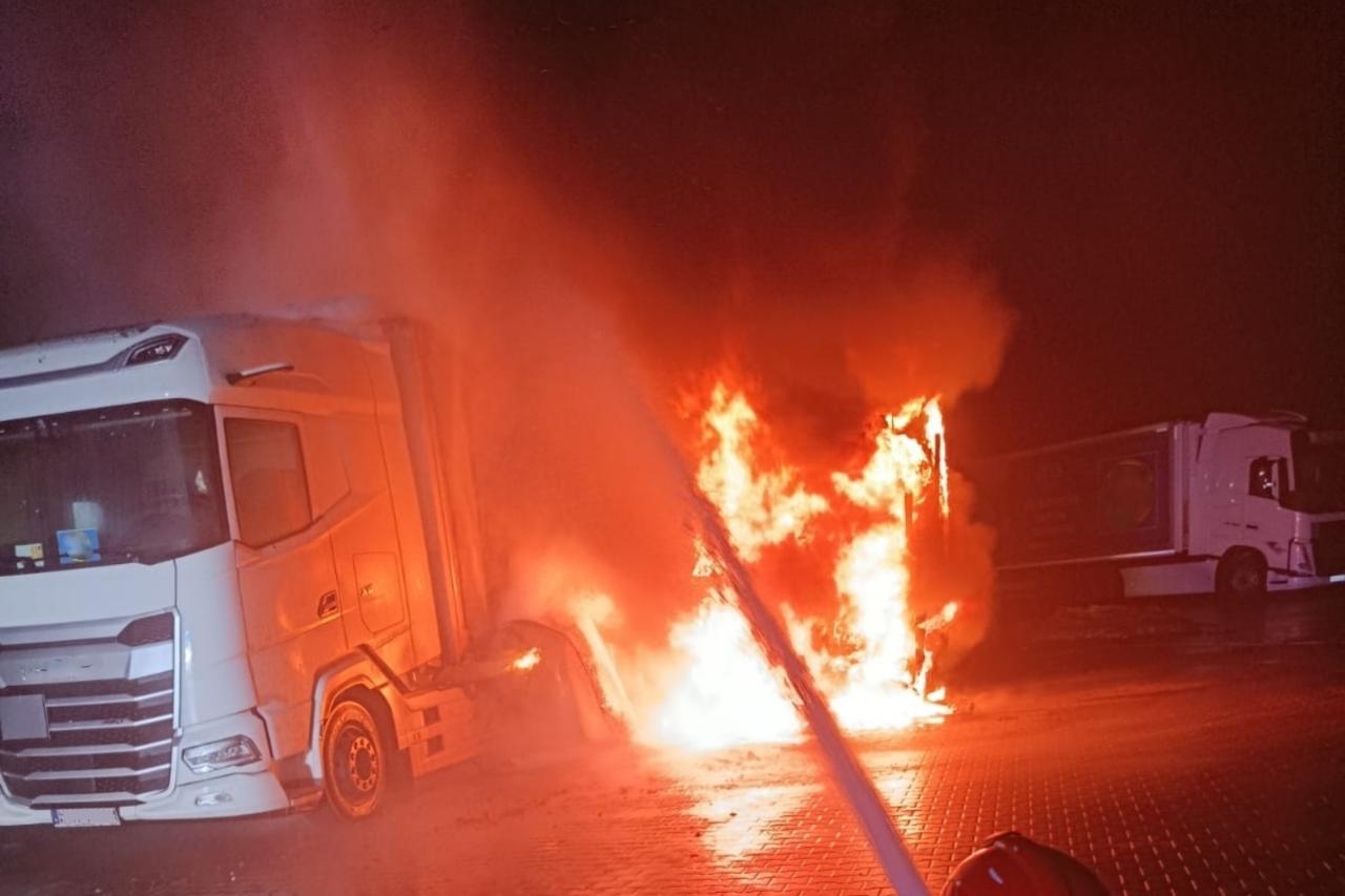 pożar tira na parkingu w Turzynie | fot. facebook.com/kppspwyszkow