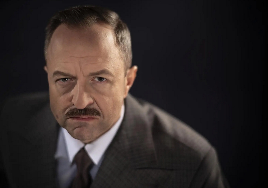 Przemysław Glapiński jako Stefan Starzyński | fot. Teatr Syrena/materiały prasowe