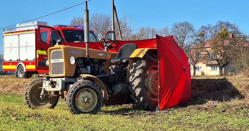 ciągnik, pod którym zginął 68-latek | fot. KPP w Płońsku