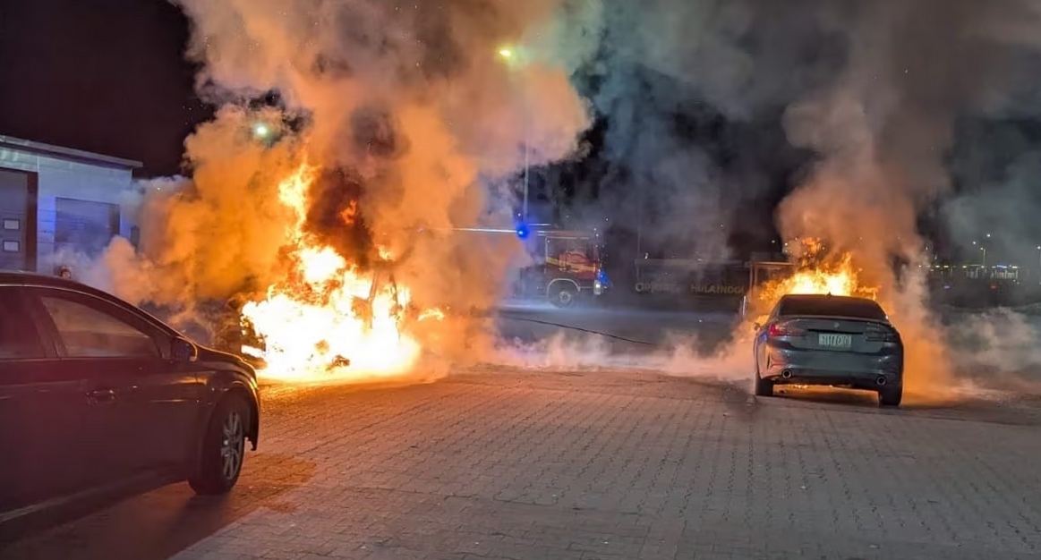 pożar dwóch samochodów BMW na parkingu | fot. Komenda Powiatowa PSP w Nowym Dworze Mazowieckim