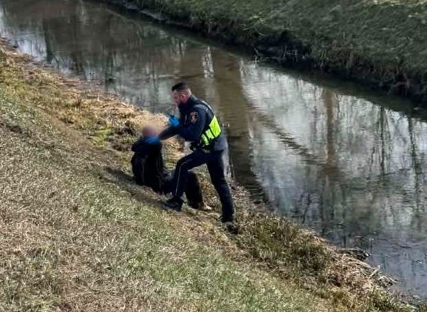 mężczyzna, który został odnaleziony nad brzegiem kanału Nowa Ulga | fot. strazmiejska.waw.pl