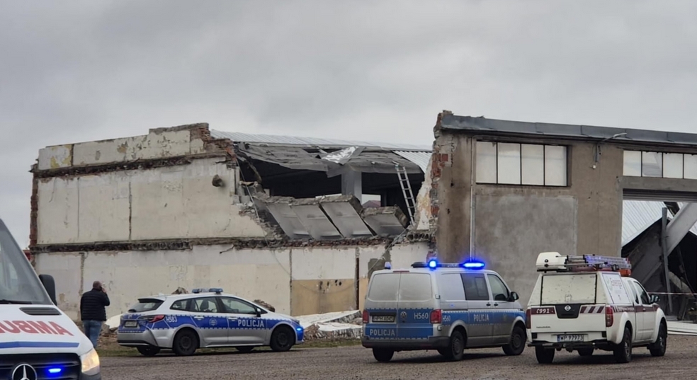 zawalona hala dawnej zajezdni PKS w Mławie | fot. Państwowa Straż Pożarna