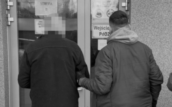 zatrzymanie mężczyzny, który znęcał się nad psem | fot. mokotow.policja.gov.pl