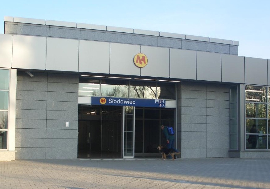 metro Słodowiec | fot. Autorstwa Adamon - Praca własna, CC BY 3.0, https://commons.wikimedia.org/w/index.php?curid=3931415