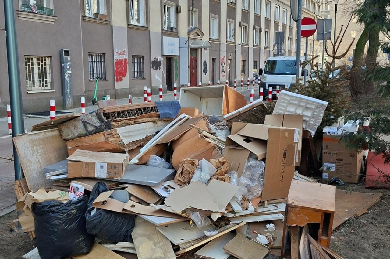 dzikie wysypisko śmieci na Muranowiie | fot. Marcin W./facebook