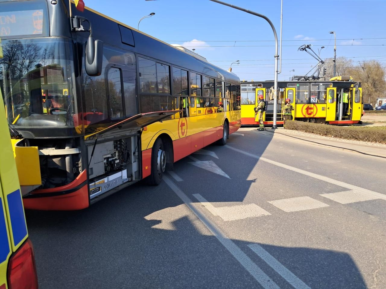 wypadek autobusu i tramwaju na Rondzie Waszyngtona w Warszawie | fot. Komenda Miejska PSP m.st. Warszawy