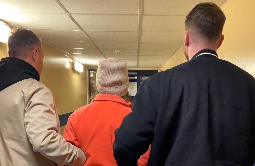 zatrzymanie kobiety podejrzanej o podpalenie włosów na Dworcu Centralnym | fot. ksp.policja.gov.pl