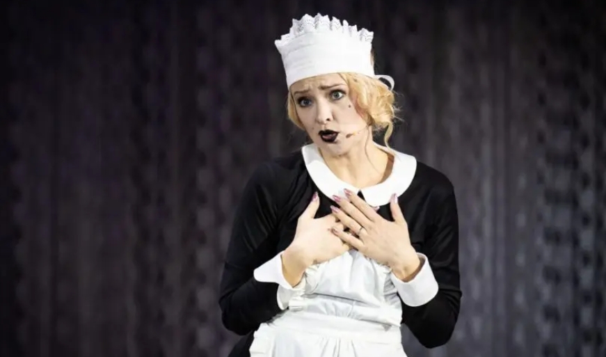 Barbara Kurdej-Szatan w spektaklu "Karnawał warszawski" | fot. Marta Ankiersztejn/Teatr Komedia/mat. prasowe
