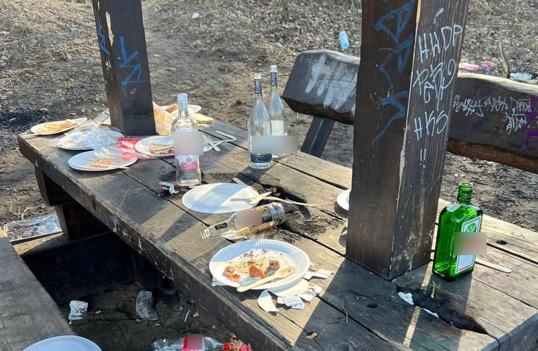 zaśmiecona altana na Bielanach po libacji | fot. Diana R./facebook