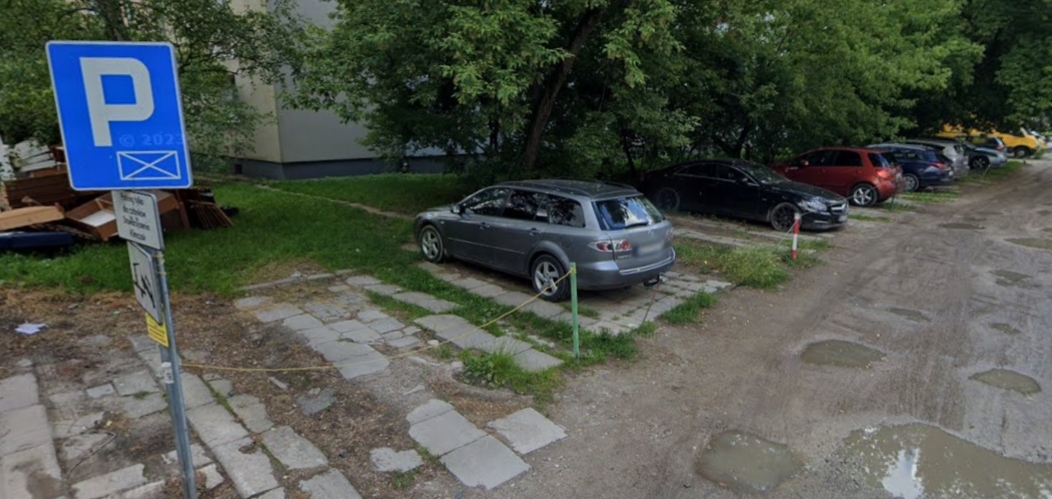 parking przy ul. Leszno 32 na Woli | fot. google stret view