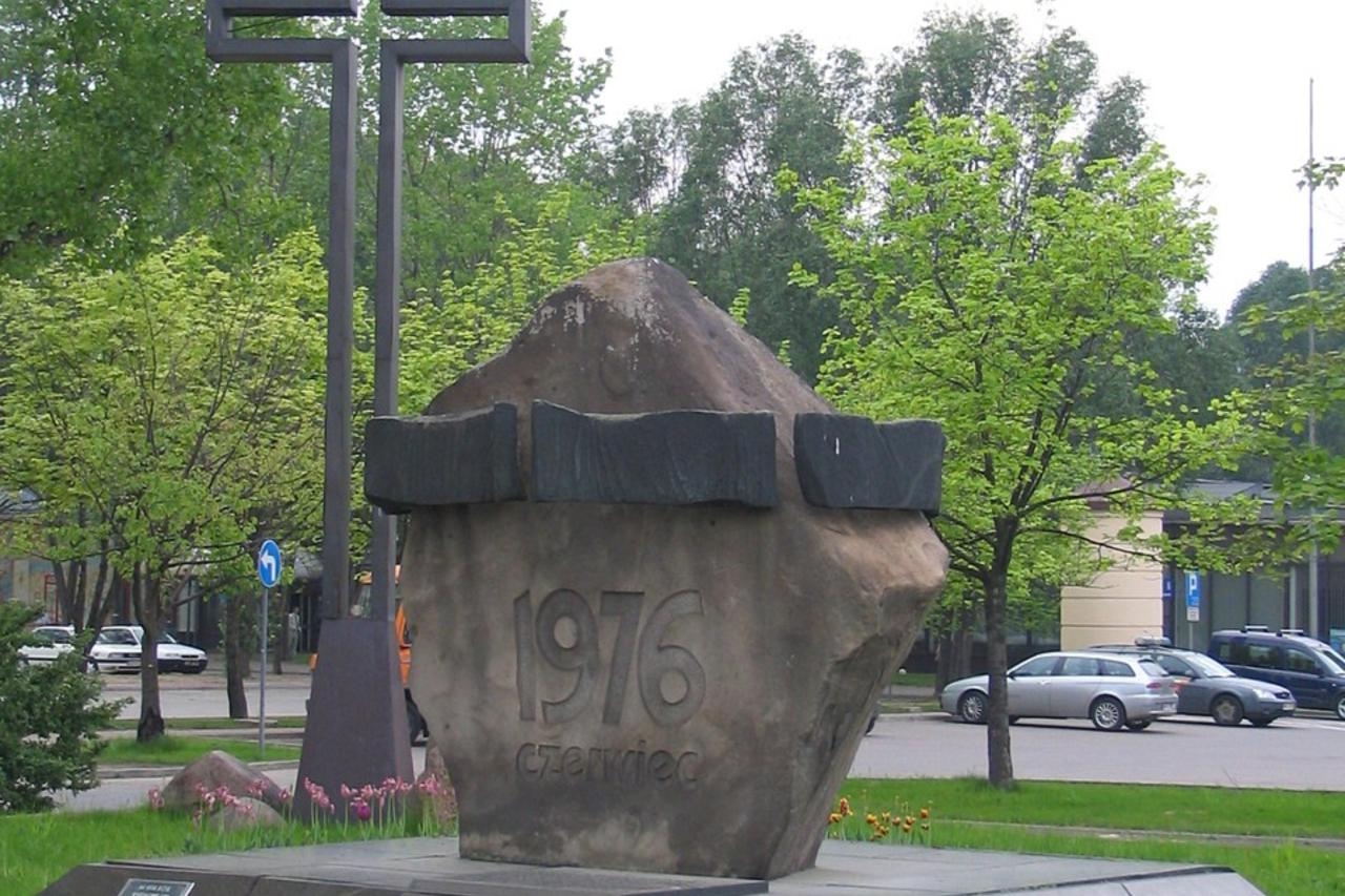 Pomnik na placu Czerwca '76 przed Urzędem dzielnicy Ursus | fot. Rafal Klisowski, wikipedia GFDL, CC-BY 2.5