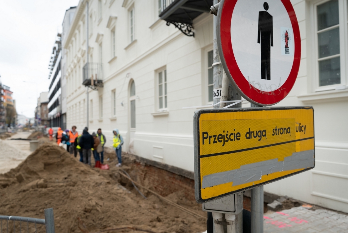 miejsce przy ul. Okrzei, w którym znaleziono ludzkie kości | fot. Zarząd Dróg Miejskich Warszawa