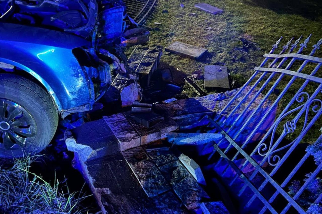 samochód, który uderzył w ogrodzenie prywatnej posesji | fot. https://www.facebook.com/kppsplegionowo