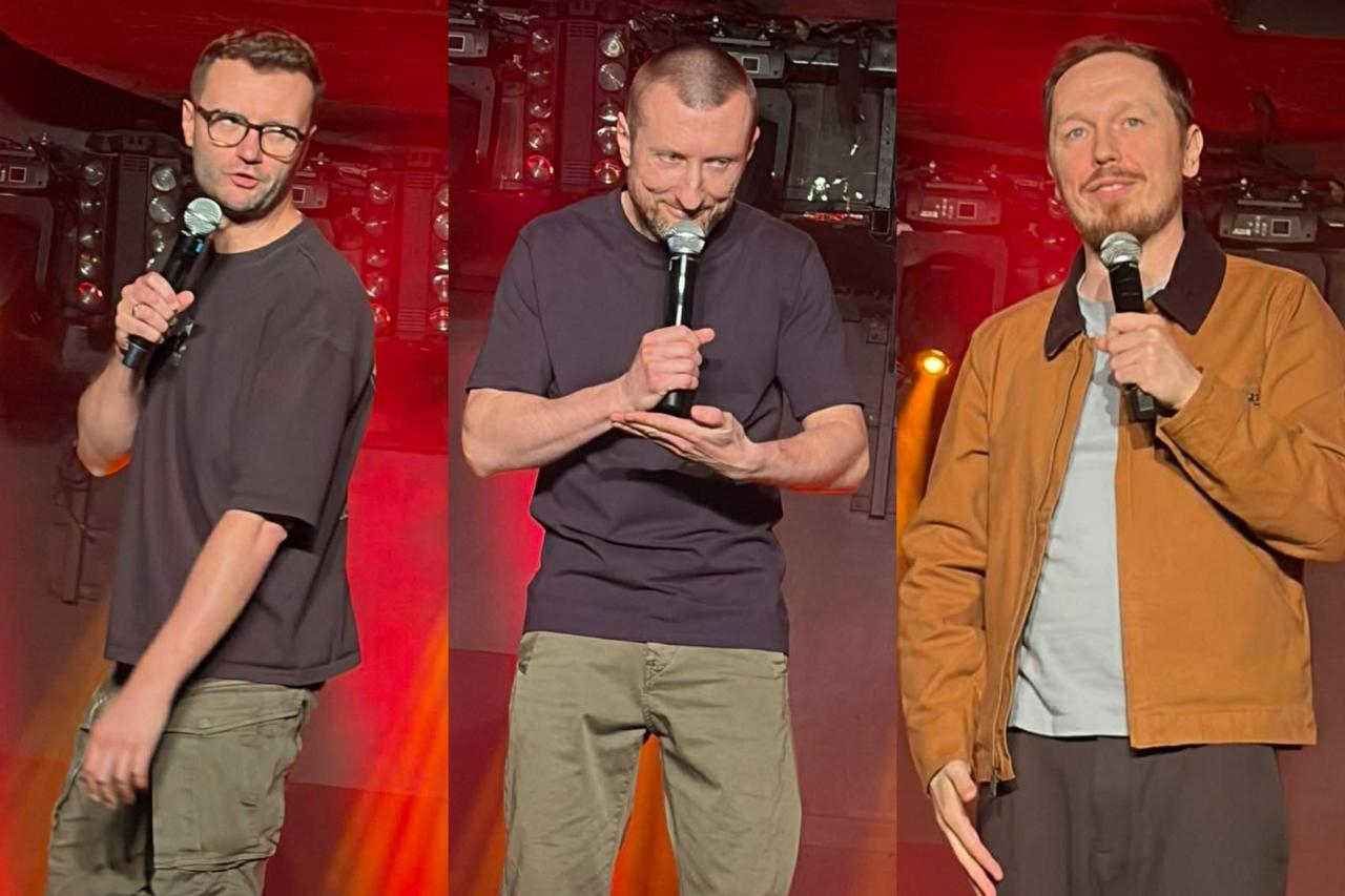 Kacper Ruciński, Karol Kopiec i Antoni Syrek-Dąbrowski na stand-upie w Hybrydach w Warszawie | fot. Bartosz Pańczyk