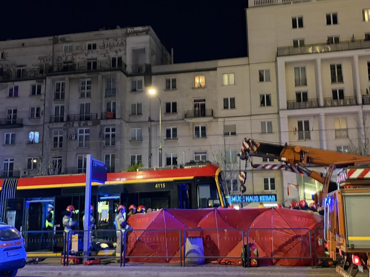 kobieta wpadła pod tramwaj przy Marszałkowskiej w Warszawie | fot. Bartosz Pańczyk