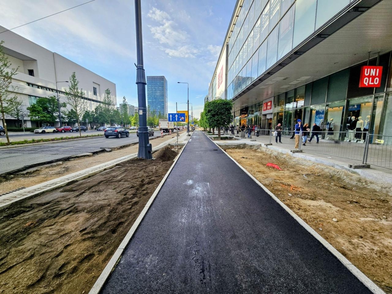 budowa nowej ścieżki rowerowej przy Domach Centrum w Warszawie | fot. https://www.facebook.com/PelnomocnikRowerowyWarszawa