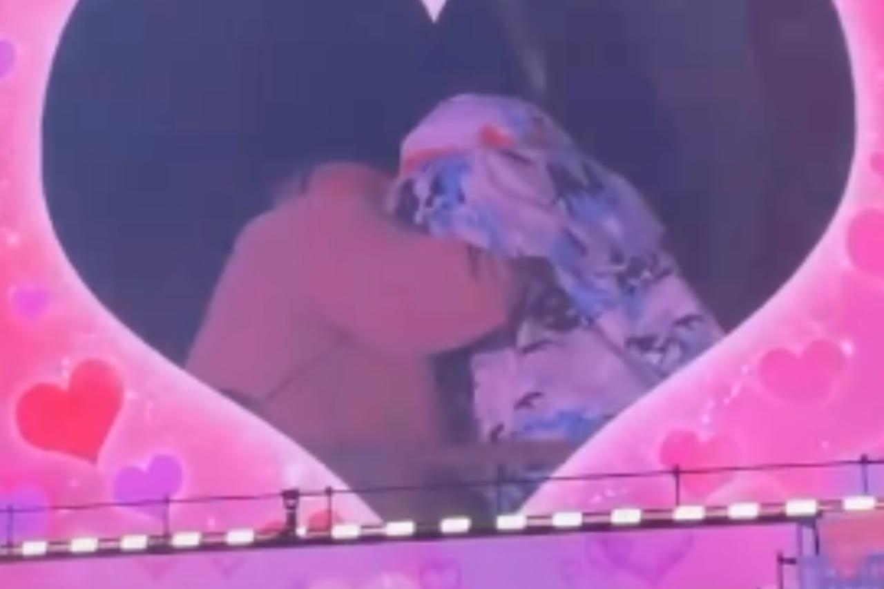Quebonafide i Oki całują się na kiss cam koncercie Maty w Warszawie | fot. instagram.com/daawidrakowski