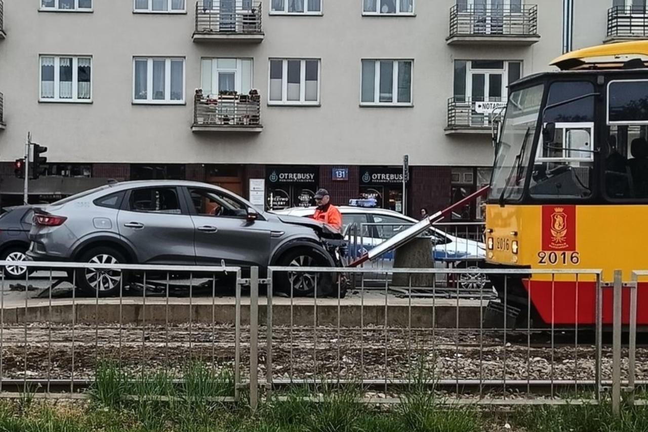 auto, które wjechało w barierki na Placu Szembeka | fot. https://x.com/Sylwia1181