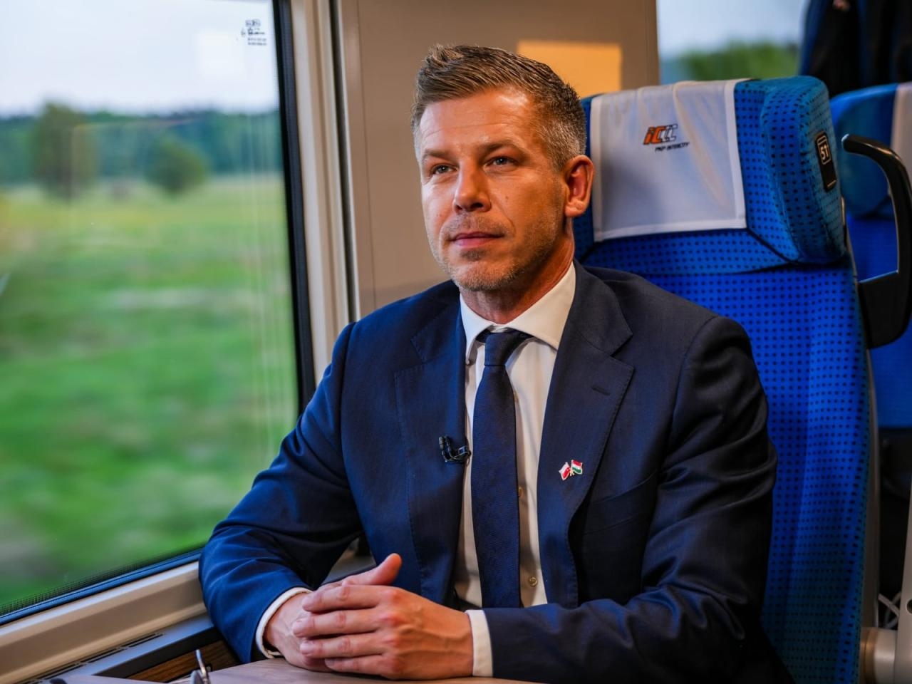 Peter Magyar w pociągu z Krakowa do Warszawy | fot. facebook.com/PKP.Intercity