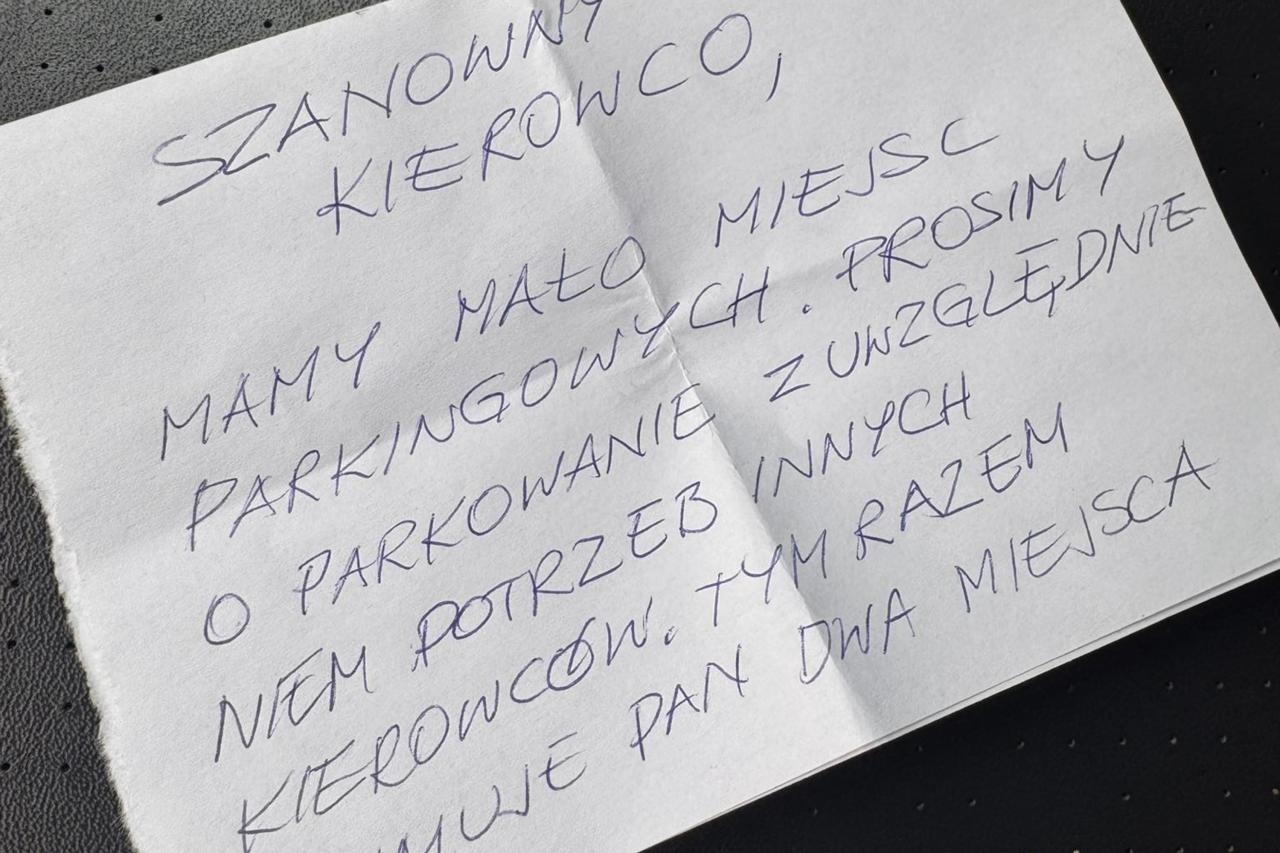 zdj. anonimowego liściku o parkowaniu przy ul. Andersa w Warszawie | fot. Forum Muranów/facebook