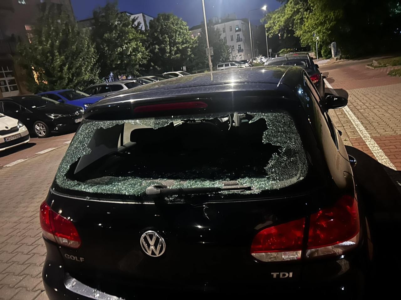 zniszczony samochód przy ul. Lubelskiej w Warszawie | fot. Szymon T./facebook