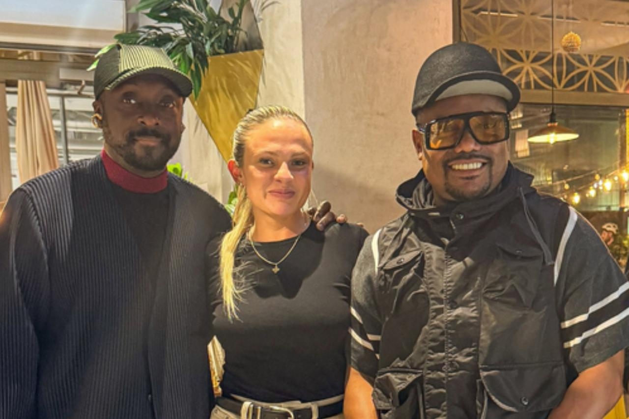 członkowie Black Eyed Peas w restauracji przy ul. Złotej w Warszawie | fot. https://www.facebook.com/restauracjabliskiwschod