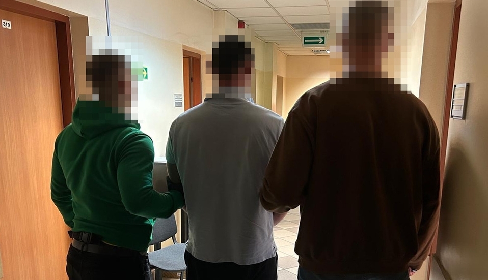 zatrzymanie 40-latka, który miał zerwać w Warszawie złoty łańcuszek z szyi przypadkowego przechodnia | fot. ochota.policja.gov.pl