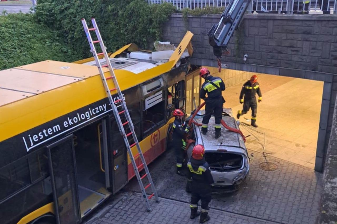 autobus na Ochocie, który wjechał w przejście podziemne | fot. https://www.facebook.com/kmpspwarszawa
