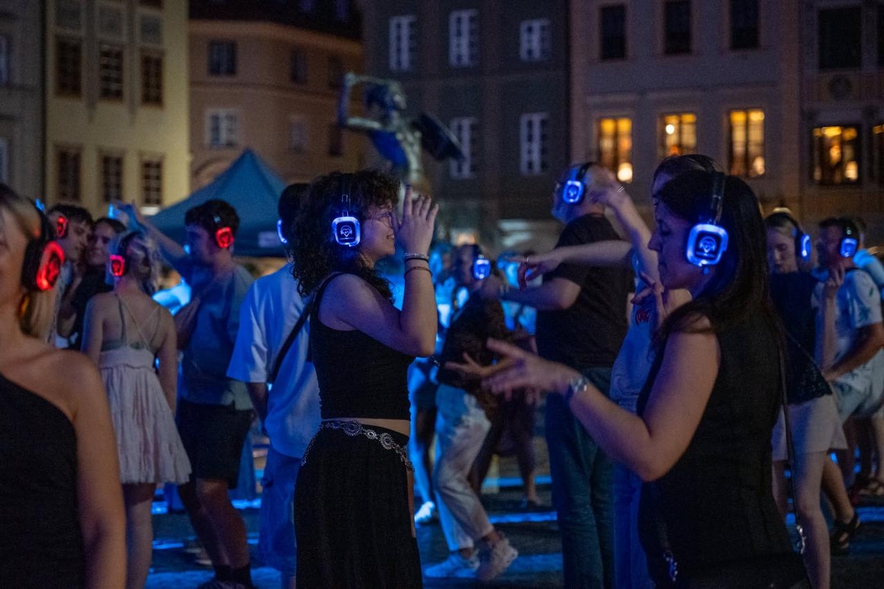 silent disco na 73. urodzinach Starówki w Warszawie | fot. Miasto Stołeczne Warszawa