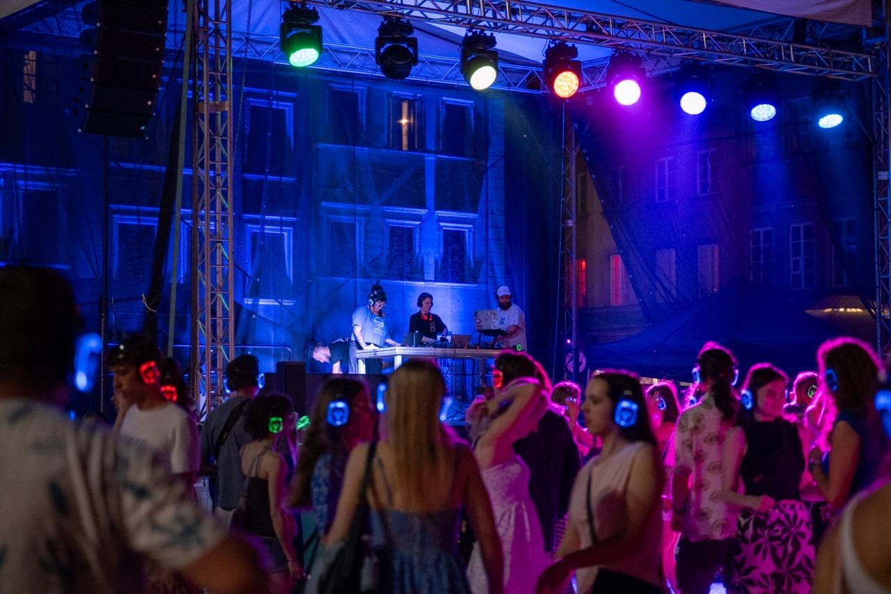 silent disco na 73. urodzinach Starówki w Warszawie | fot. Miasto Stołeczne Warszawa