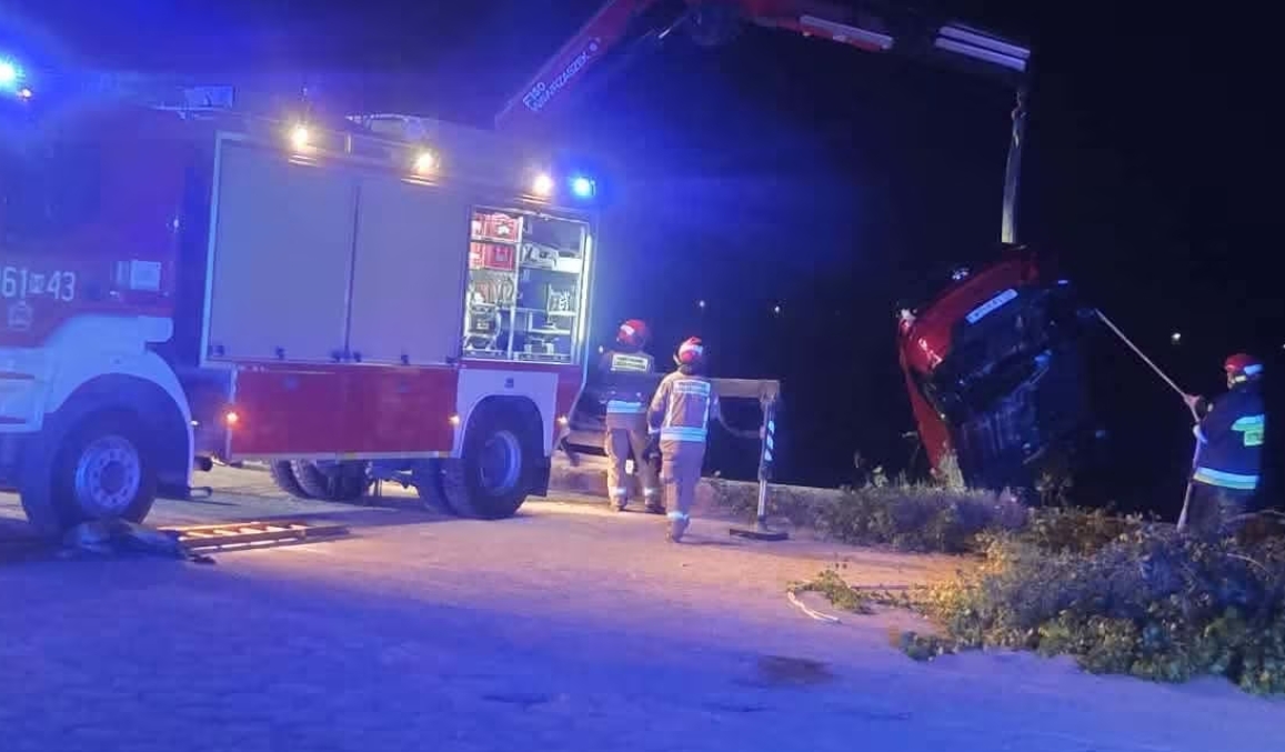 auto, które wpadło do Wisły | fot. KMP w Płocku