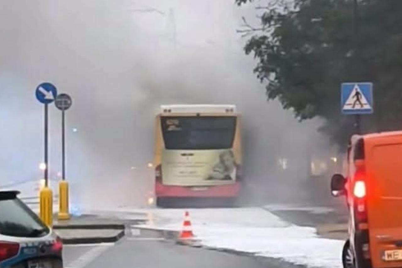 zdj. autobusu po pożarze | fot. https://www.facebook.com/AutobusemPoWarszawie