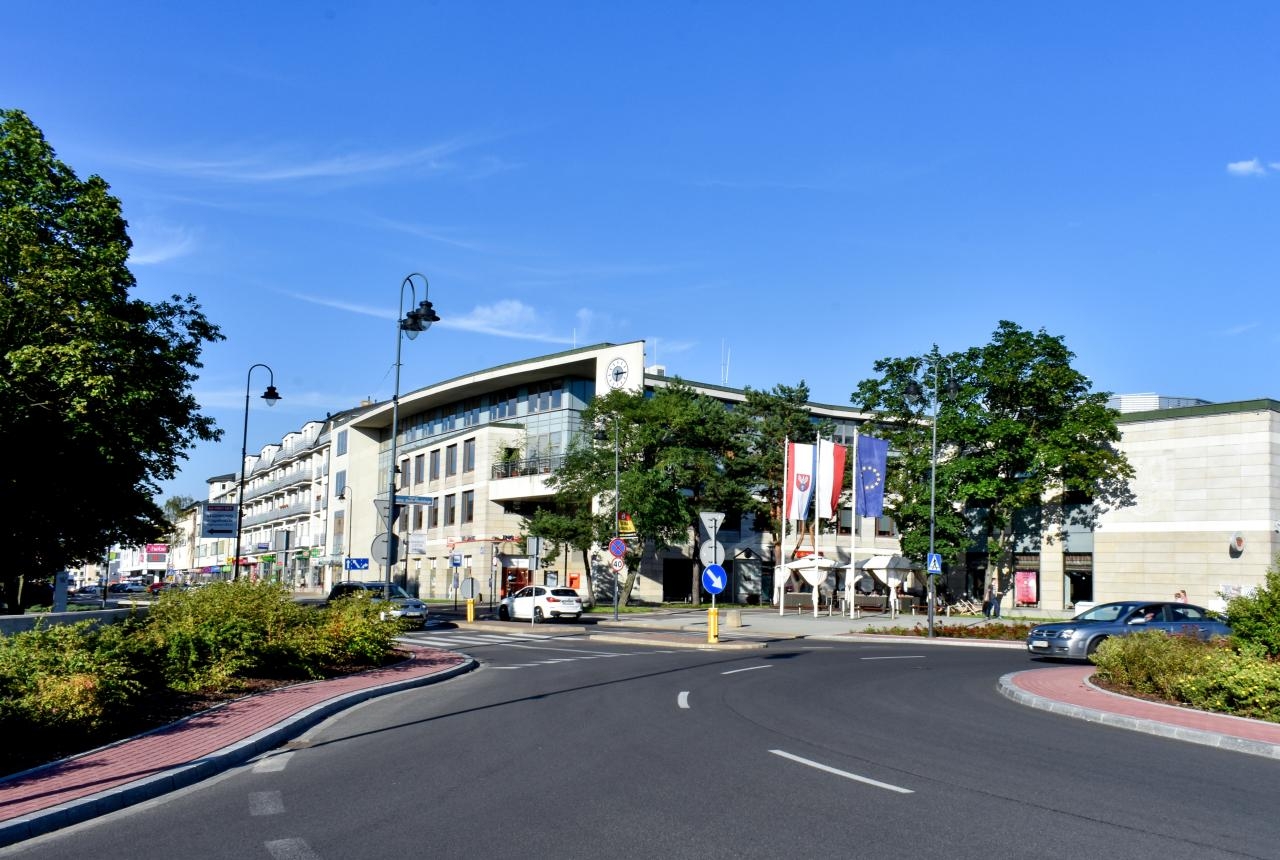 Urząd Miasta Legionowo | fot. Autorstwa Nikodem Karolak - Praca własna, CC BY-SA 4.0, https://commons.wikimedia.org/w/index.php?curid=69386439