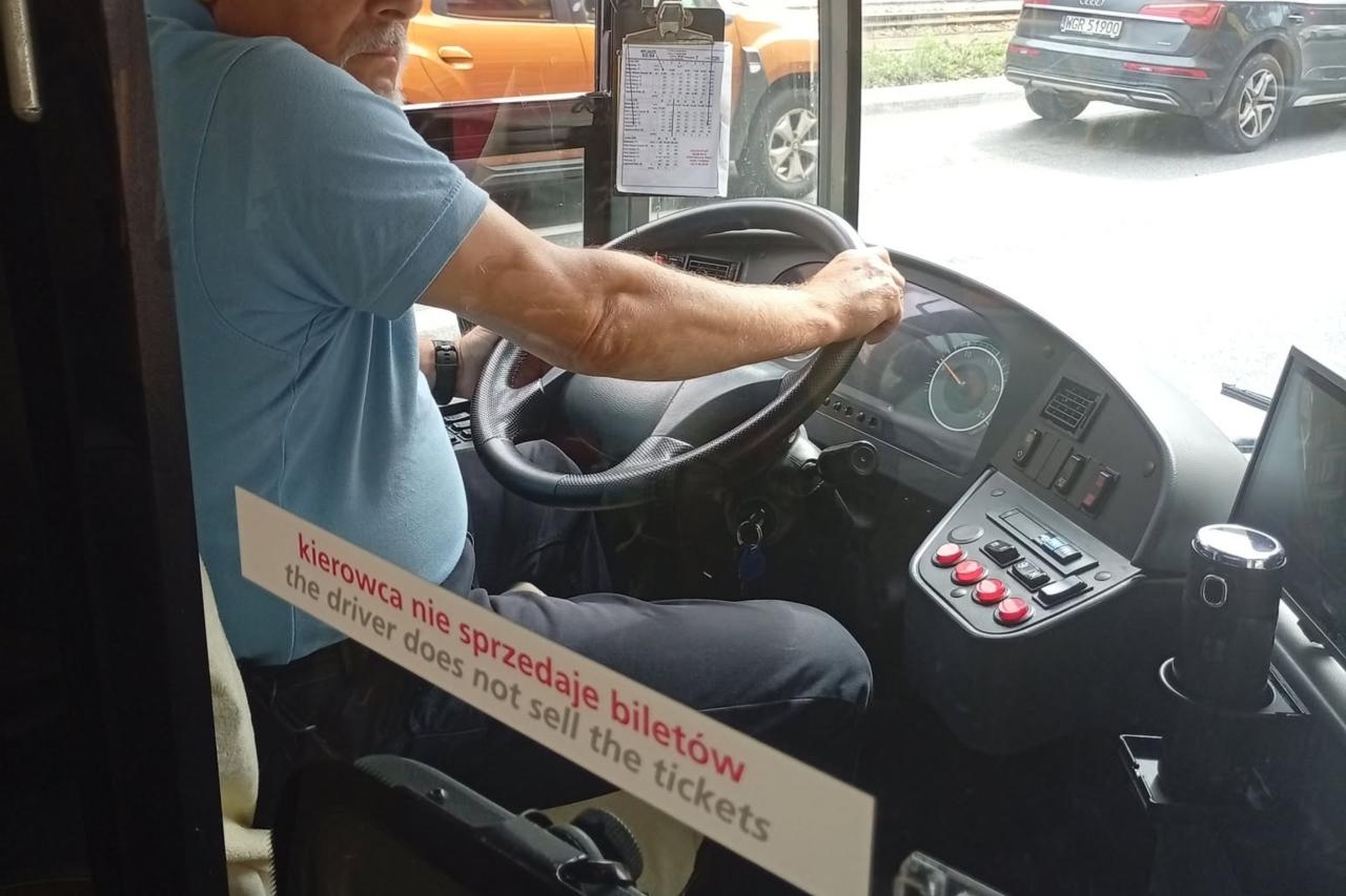 agresywny kierowca warszawskiego autobusu | fot. Beata K./facebook