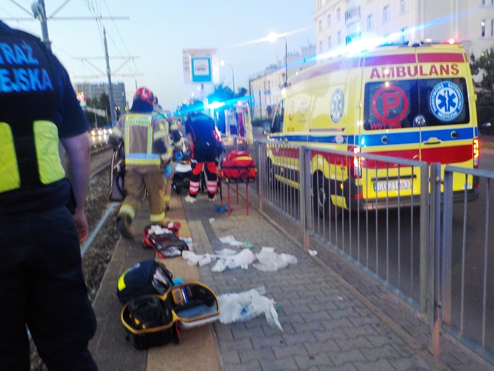 akcja ratunkowa 45-latka z Warszawy, który stracił przytomność na przystanku | fot. strazmiejska.waw.pl
