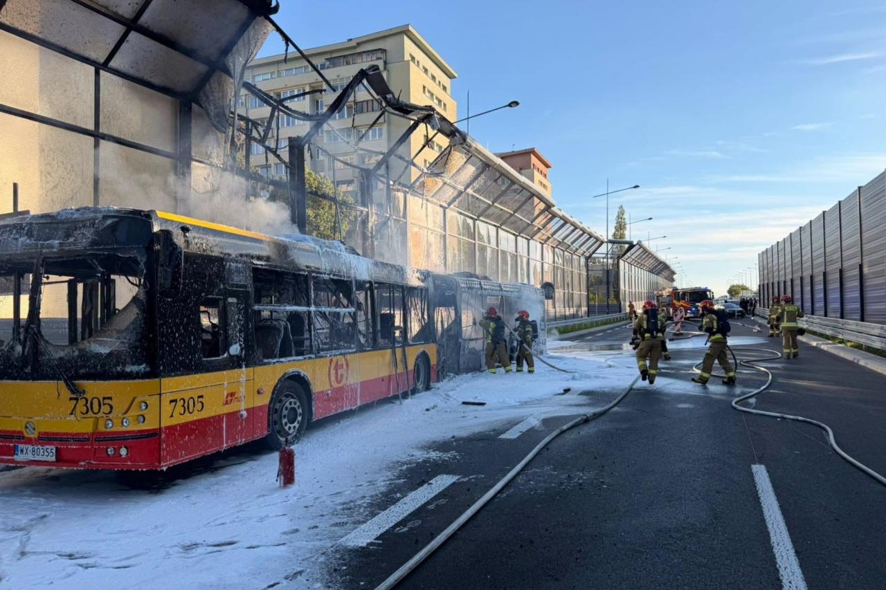 pożar autobusu na Trasie Łazienkowskiej | fot. Komenda Miejska PSP m.st. Warszawy