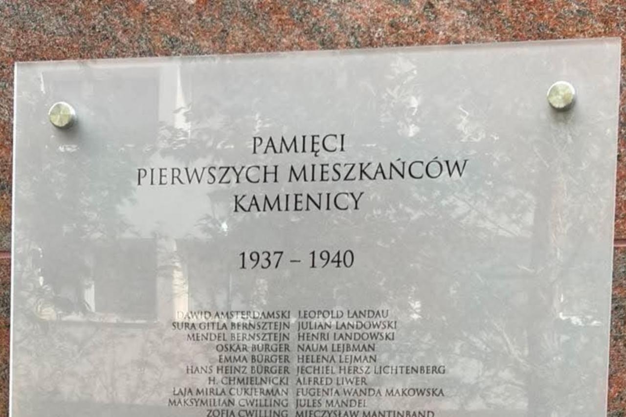tablica upamiętniająca pierwszych mieszkańców Złotej 7/9 w Warszawie | fot. Bartosz Pańczyk
