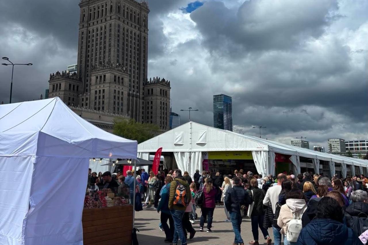 Wiosenne Targi książki na Placu Defilad w Warszawie w 2025 roku | fot. Bartosz Pańczyk