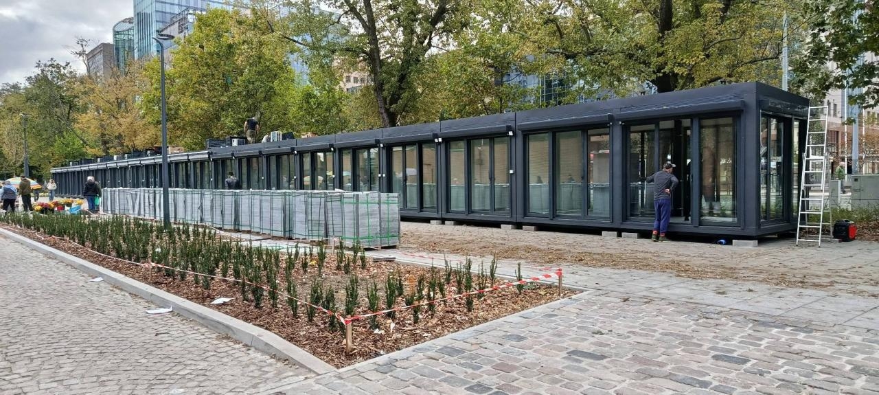 nowe pawilony kwiaciarzy pod Halą Mirowską w Warszawie | fot. Nikol R./facebook