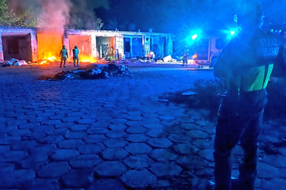 pożar przy ul. Bardowskiego w Warszawie | fot. strazmiejska.waw.pl