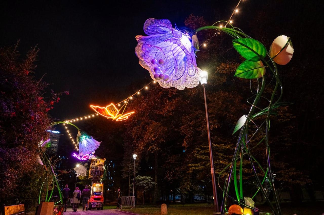 nowa całoroczna iluminacja świetlna w Parku Świętokrzyskim | fot. Rafał Trzaskowski/facebook
