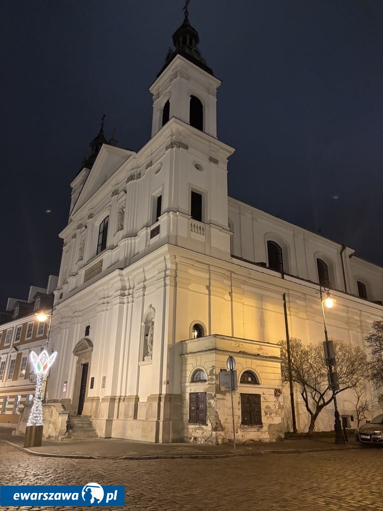 kiosk przy ul. Długiej 1 w Warszawie | fot. Bartosz Pańczyk