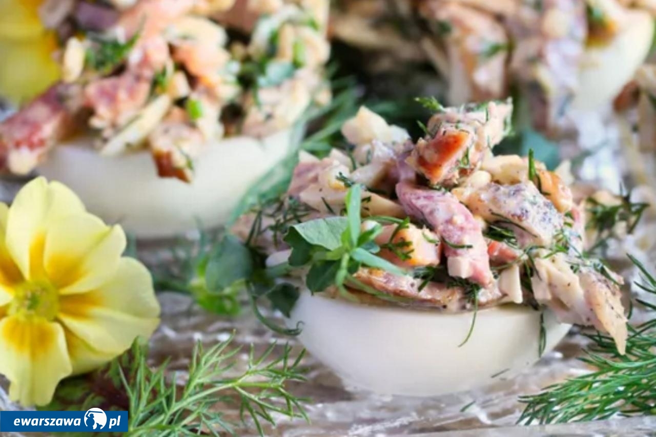 zdj. ilustracyjne/jajka faszerowane szynką | fot. delikatesy.ufukiera.pl